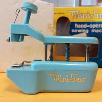 Macchina da cucire portatile vintage Mini-Sew