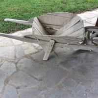 Antica carriola legno da giardino