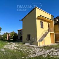 Casa indipendente con terreno recintato ed annessi
