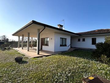 Villa monopiano con ampio giardino