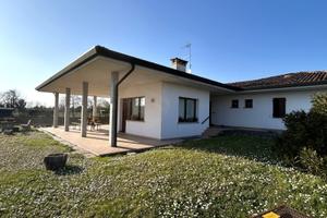 Villa monopiano con ampio giardino