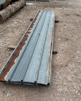 Lotto di travi in legno + lamiere grecate zincate