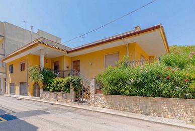 Elegante villa bifamiliare con ampio giardino