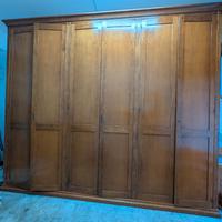 Armadio in legno color noce 