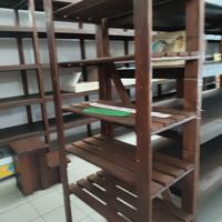 scaffalatura in legno arredo negozio