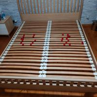 Letto matrimoniale con la rete 