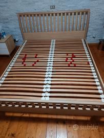 Letto matrimoniale con la rete 