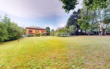 VILLA SINGOLA CON AMPIO TERRENO