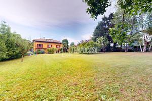 VILLA SINGOLA CON AMPIO TERRENO