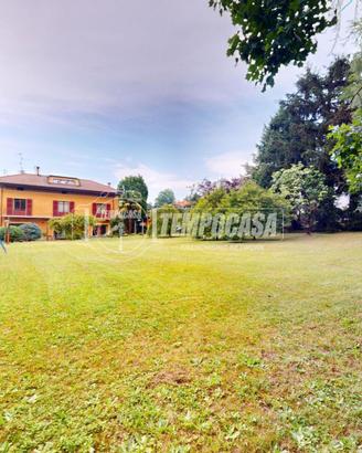 VILLA SINGOLA CON AMPIO TERRENO