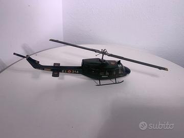 Elicottero miniatura Agusta AB-212 scala 1:35