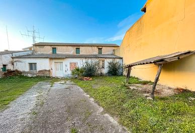 Ampia casa indipendente da ristrutturare