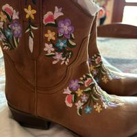 Stivaletti ricamati tipo cowboy