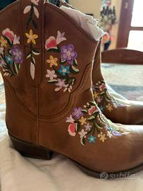 Stivaletti ricamati tipo cowboy