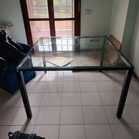 Tavolo in vetro e metallo