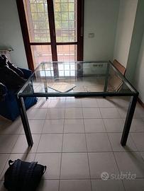Tavolo in vetro e metallo