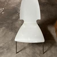 sedia bianca di legno