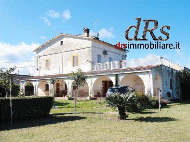 Andriace. Villa panoramica con dependance