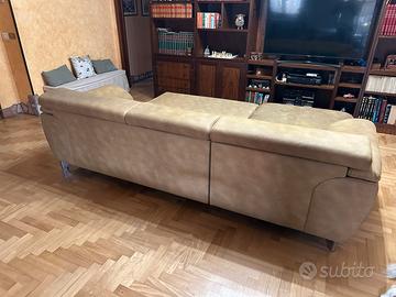 Divano letto giallo ocra con lieve bruciatura