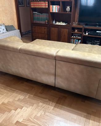 Divano letto giallo ocra con lieve bruciatura