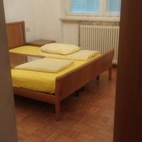 Letto con reti a doghe e armadio a 6 ante e cucina