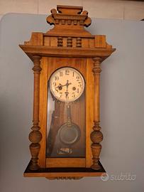 Orologio vintage da parete con pendolo