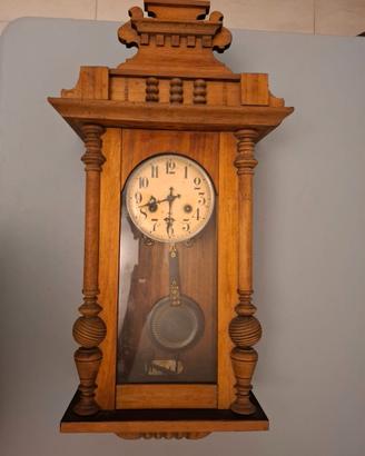 Orologio vintage da parete con pendolo