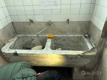 Lavandino antico in marmo