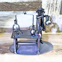 Scultura viti e bulloni chimico laboratorio analis