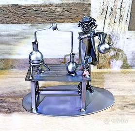 Scultura viti e bulloni chimico laboratorio analis