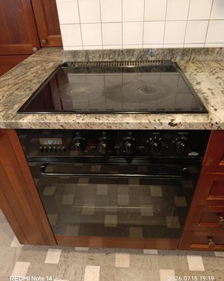 piano cottura a gas in vetroceramica con forno