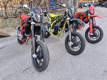 MOTARD SWM SM 125 R** MOT. A LIQUIDO