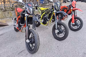 MOTARD SWM SM 125 R** MOT. A LIQUIDO