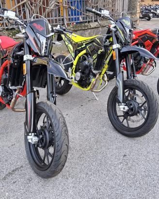 MOTARD SWM SM 125 R** MOT. A LIQUIDO