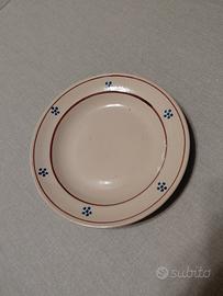 Piatti piani in ceramica Puglia