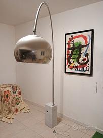 Lampada ad arco vintage.