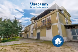 Casa indipendente di 736 m² con più di 5 locali a 