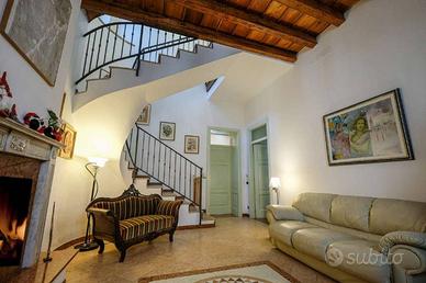 Villa di 680 m² con più di 5 locali e box auto a U