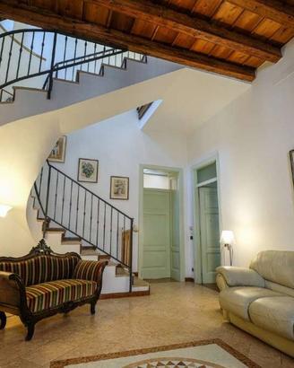 Villa di 680 m² con più di 5 locali e box auto a U