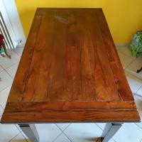 Tavolo in legno massiccio stile rustico