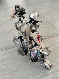 Modellino coppia in Vespa