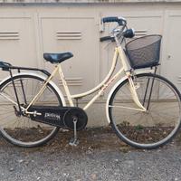 Bicicletta da donna con cestino