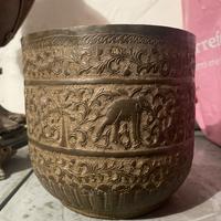 Antico vaso orientale in ottone inciso a mano