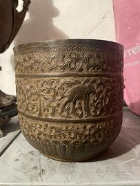 Antico vaso orientale in ottone inciso a mano