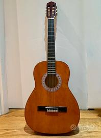 Chitarra con custodia. Perfetta per principiante.
