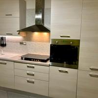 Cucina con elettrodomestici