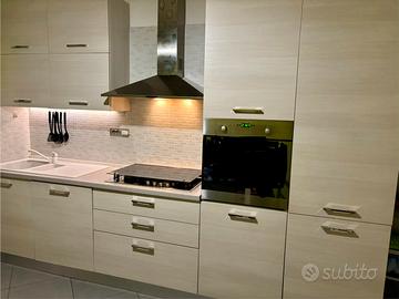 Cucina con elettrodomestici