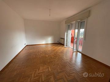 Luminossimo e ampio trilocale al piano alto