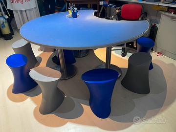 Tavolo tondo con sgabelli