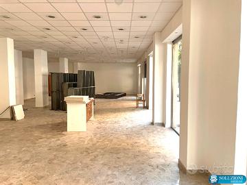 Negozio C/1 - 5 vetrine Mq 180 via Leopardi